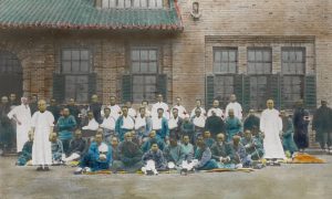 Dr Dugald Christie with hospital assistants and patients, Mukden hospital, 1905